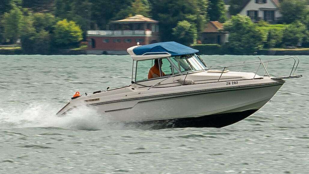 Fahrschul-Motorboot auf dem Wasser im Zürichsee
