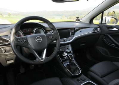 Innenansicht Lenkrad und Armaturen - Opel Astra